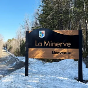 Modernisation enseigne de bienvenue la minerve