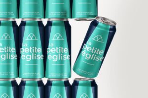 Cannettes de bière présentant l'étiquette produite pour la Petite Église, Cabaret-Spectacle, à St-Eustache