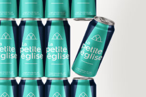 Cannettes de bière présentant l'étiquette produite pour la Petite Église, Cabaret-Spectacle, à St-Eustache