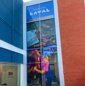Façade latérale des bureaux d'information touristique de Tourisme Laval