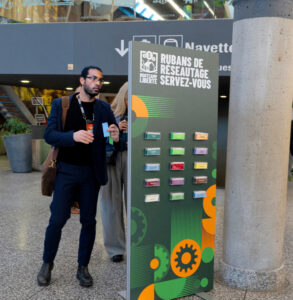Participant du Bootcamp Liberté d'Immofacile en train de choisir son ruban de réseautage.