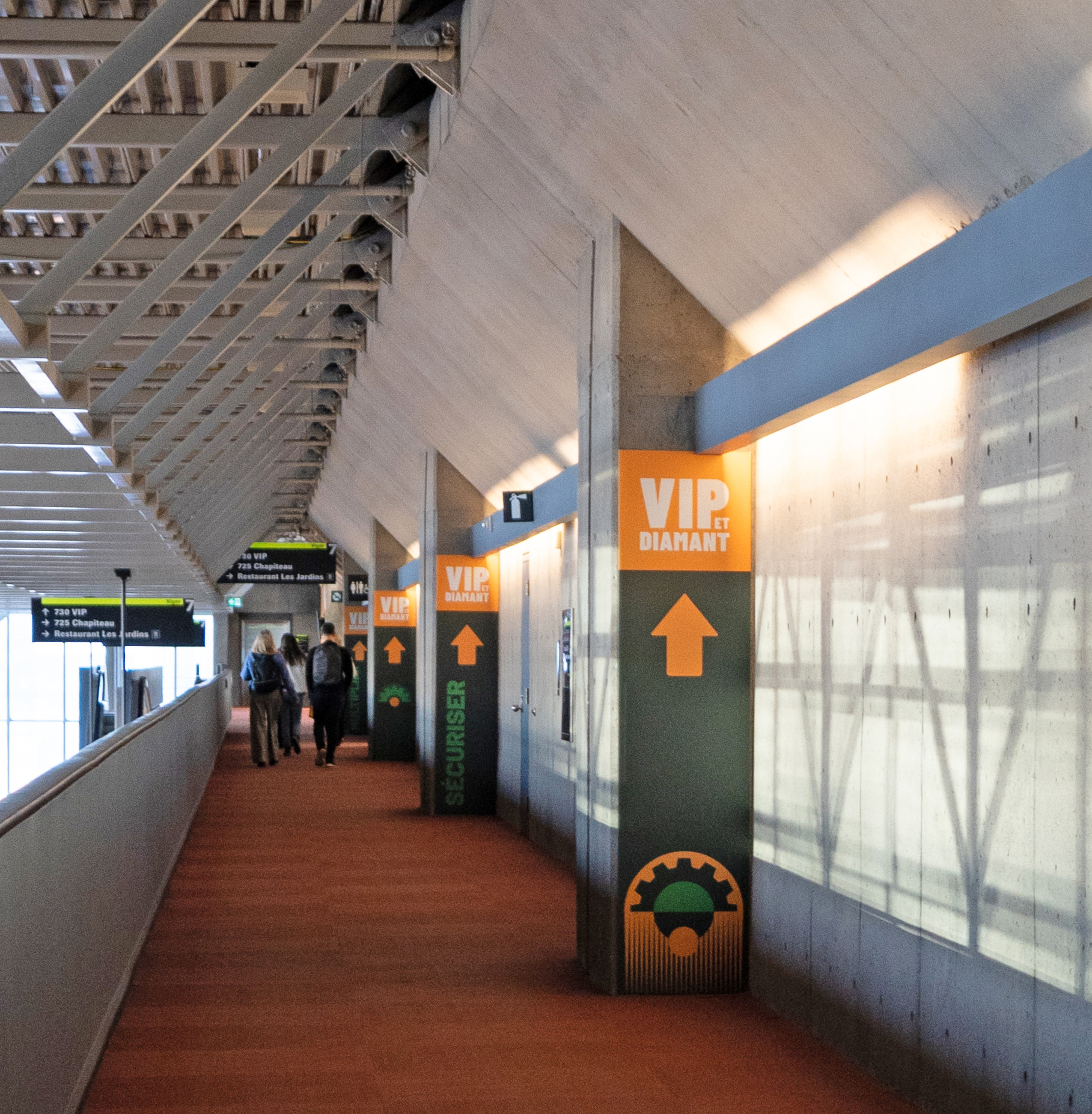 Couloir menant vert l'espace lunch pour les participants VIP du Bootcamp Liberté d'Immofacile.